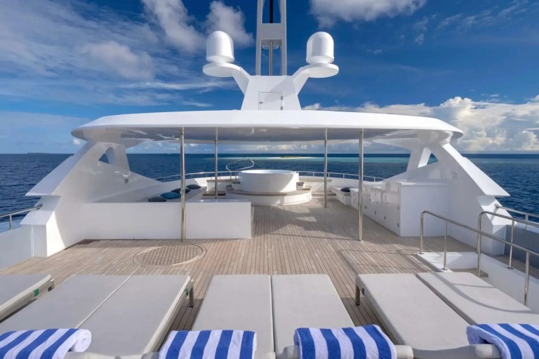 How Much Does a Private Luxury Yacht Charter in the Maldives Cost?