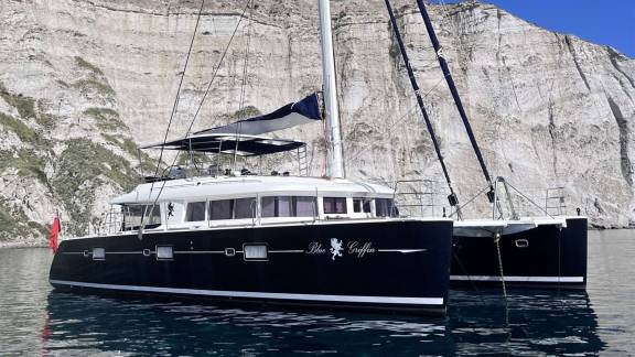 BLUE GRIFFIN — crewed yacht charter in society islands