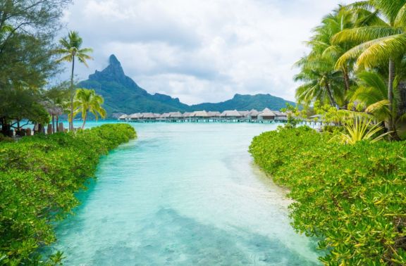 Crewed luxury yacht charter in French Polynesia