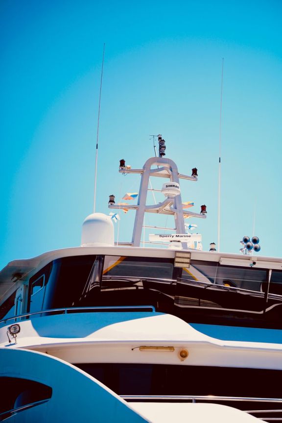 Crewed luxury yacht charter in French Polynesia