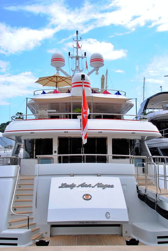 Crewed luxury yacht charter in French Polynesia