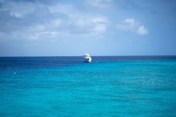 Crewed luxury yacht charter in French Polynesia