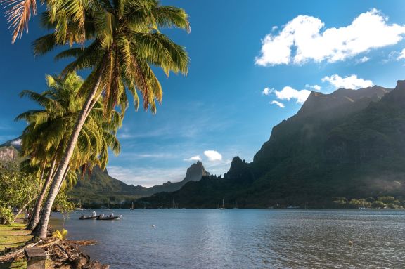 Crewed luxury yacht charter in French Polynesia