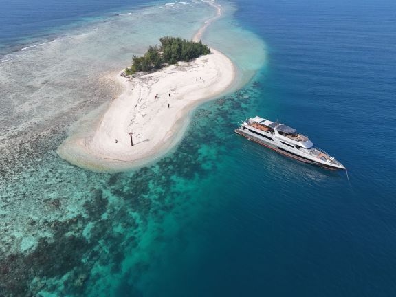 Crewed luxury yacht charter in French Polynesia
