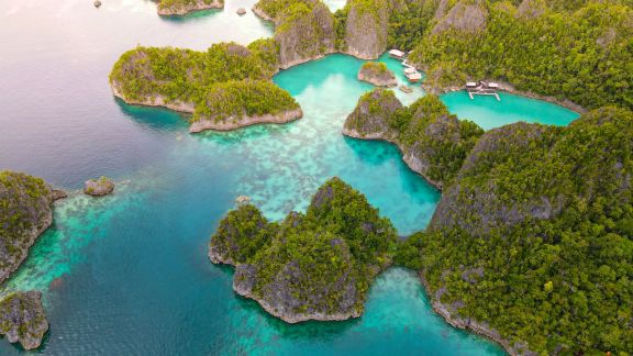 Crewed luxury yacht charter in Raja Ampat