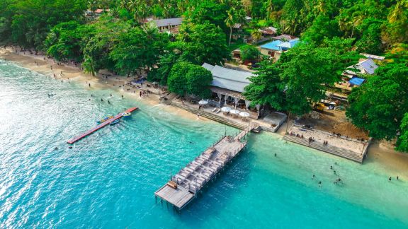 Crewed luxury yacht charter in Raja Ampat